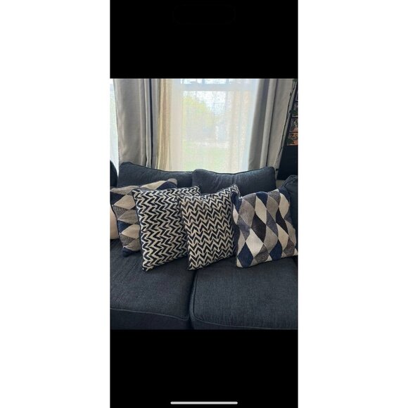 4 piece Blue & cream geometric throw pillows - Picture 1 of 12